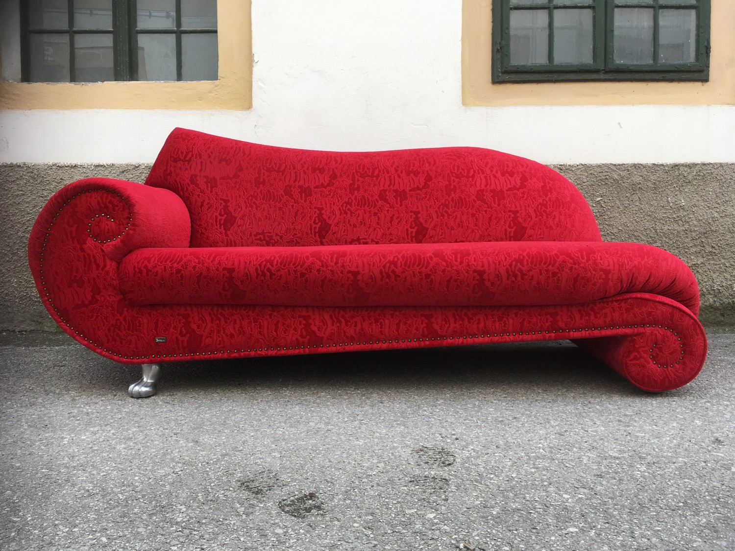 Bretz Sofa rot Gaudi Recamiere Löwentatzen silber Struktursamtstoff