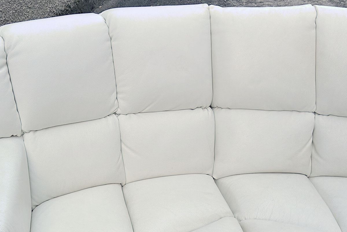 Bretz Cloud 7 Sofa achtsam gebrauchter Zustand Ledersofa Pearlweiß TV Requisite Film