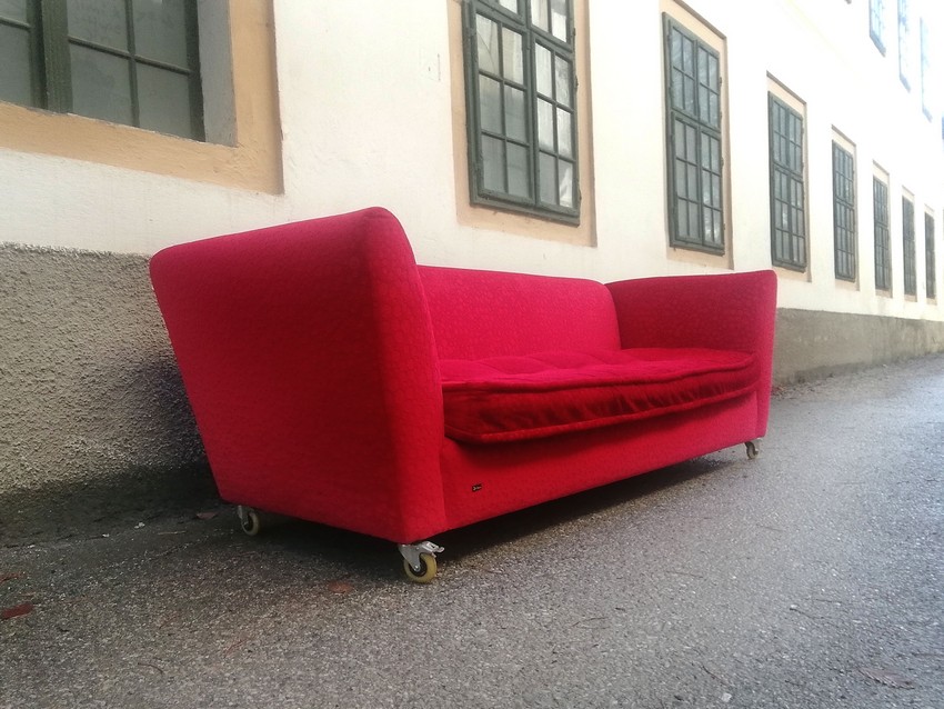 Bretz Sofa rot Bubbles Monster Rollenfüße groß geringe Sitztiefe