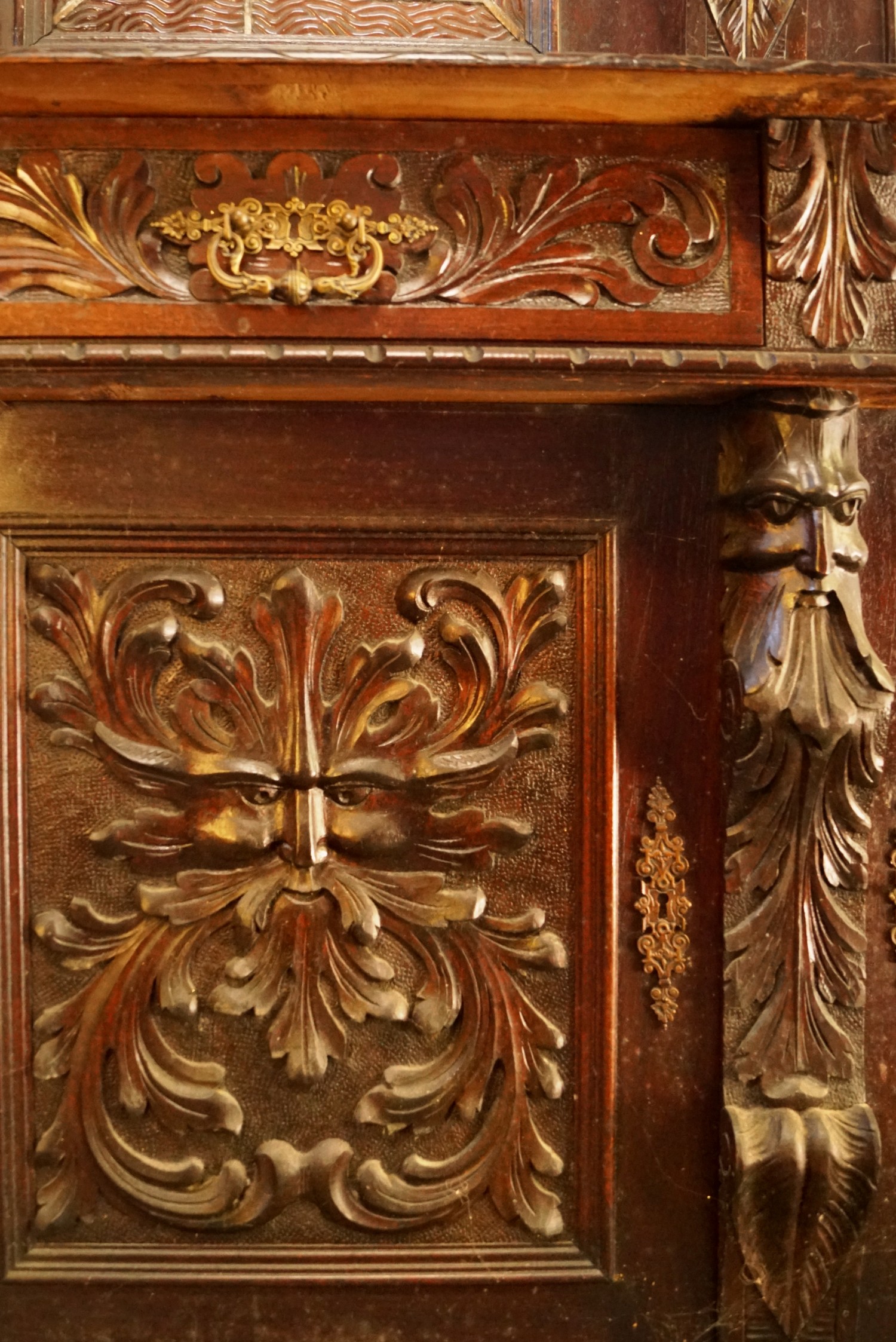 Schrank antik Satyr Köpfe geschnitzte Fratzen Kredenz Historismus Altdeutsch Renaissance Faun beschnitzt bärtiger Mann Bücherschrank Herrenzimmer Möbel Antiquität Renaissance