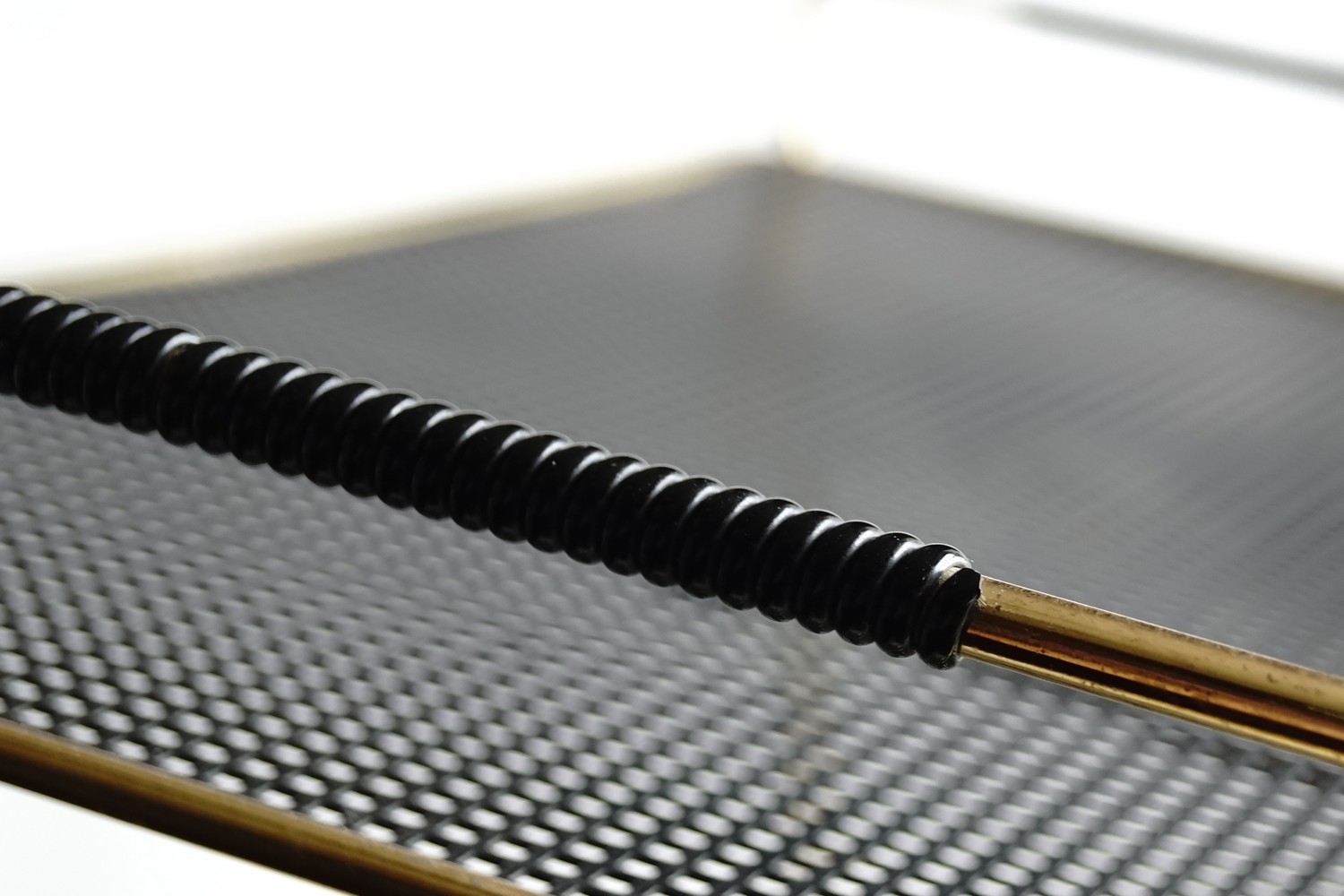 Beistelltisch Retro Metall Midcentury Zeitungstisch noir Industrialdesign