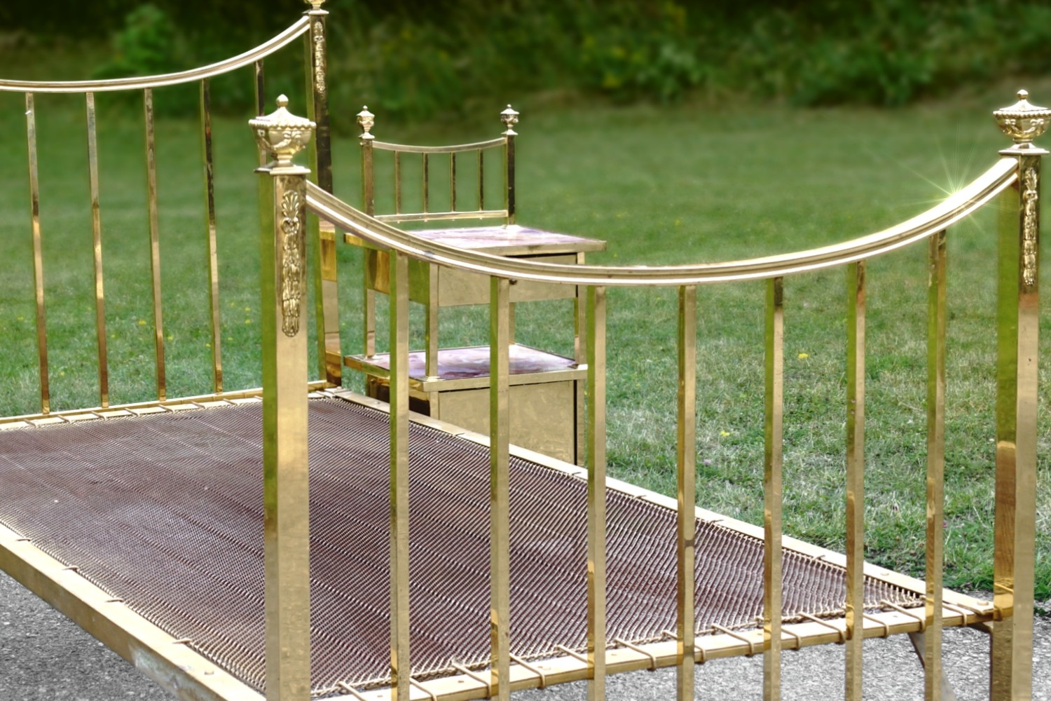 Bett Messingbett antik golden Messing Vintage mit Metallrost