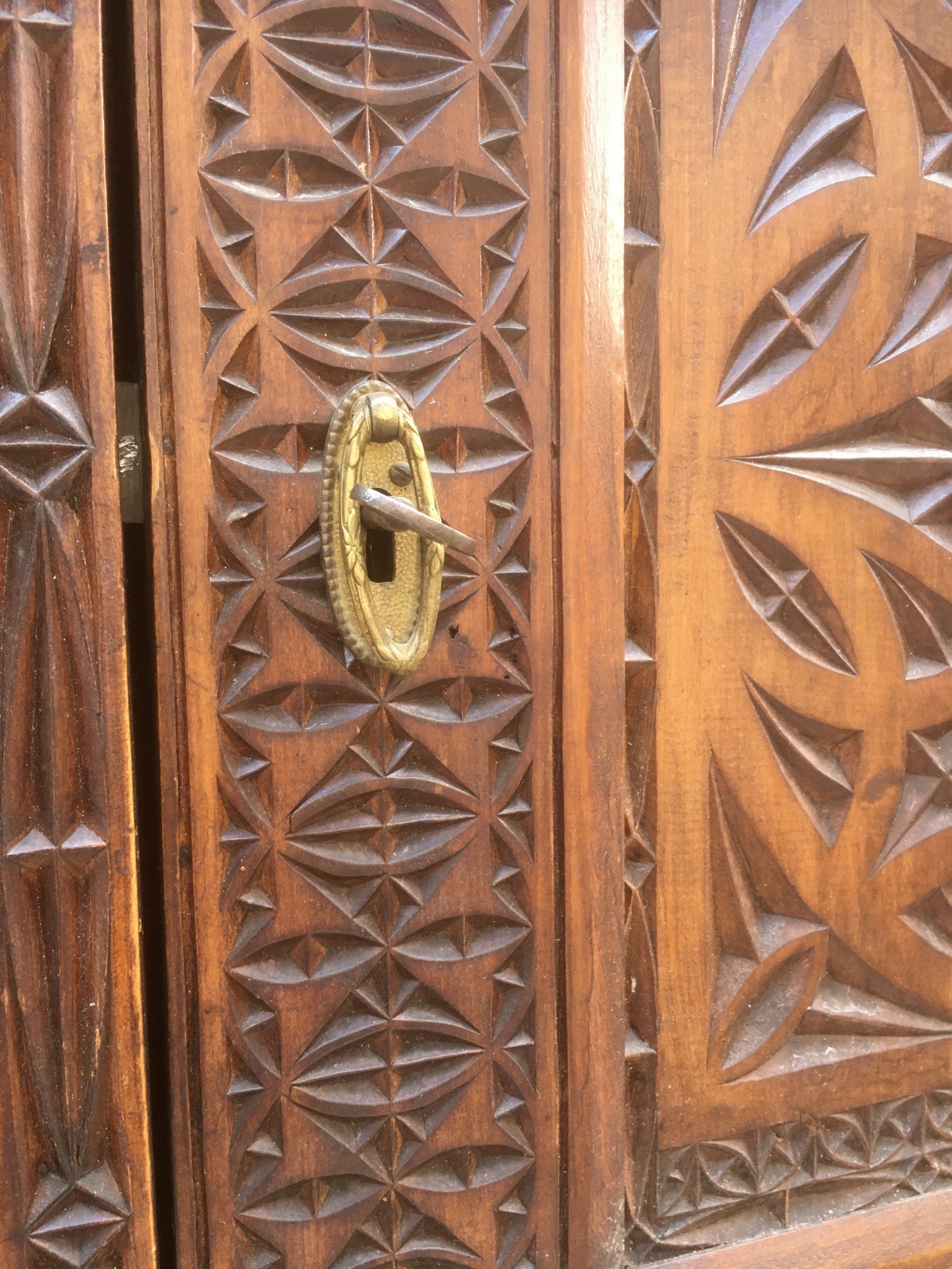 Antiker Schrank beschnitzt nachhaltiges Möbel Vintage Kerbschnitzerei Marmorplatte nachhaltig Vegan