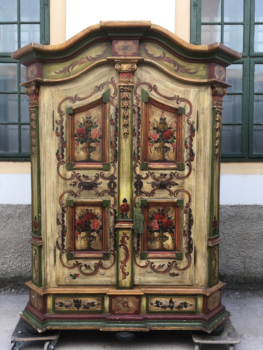Bauernschrank Antikstil grün rot Dielenschrank bemalt