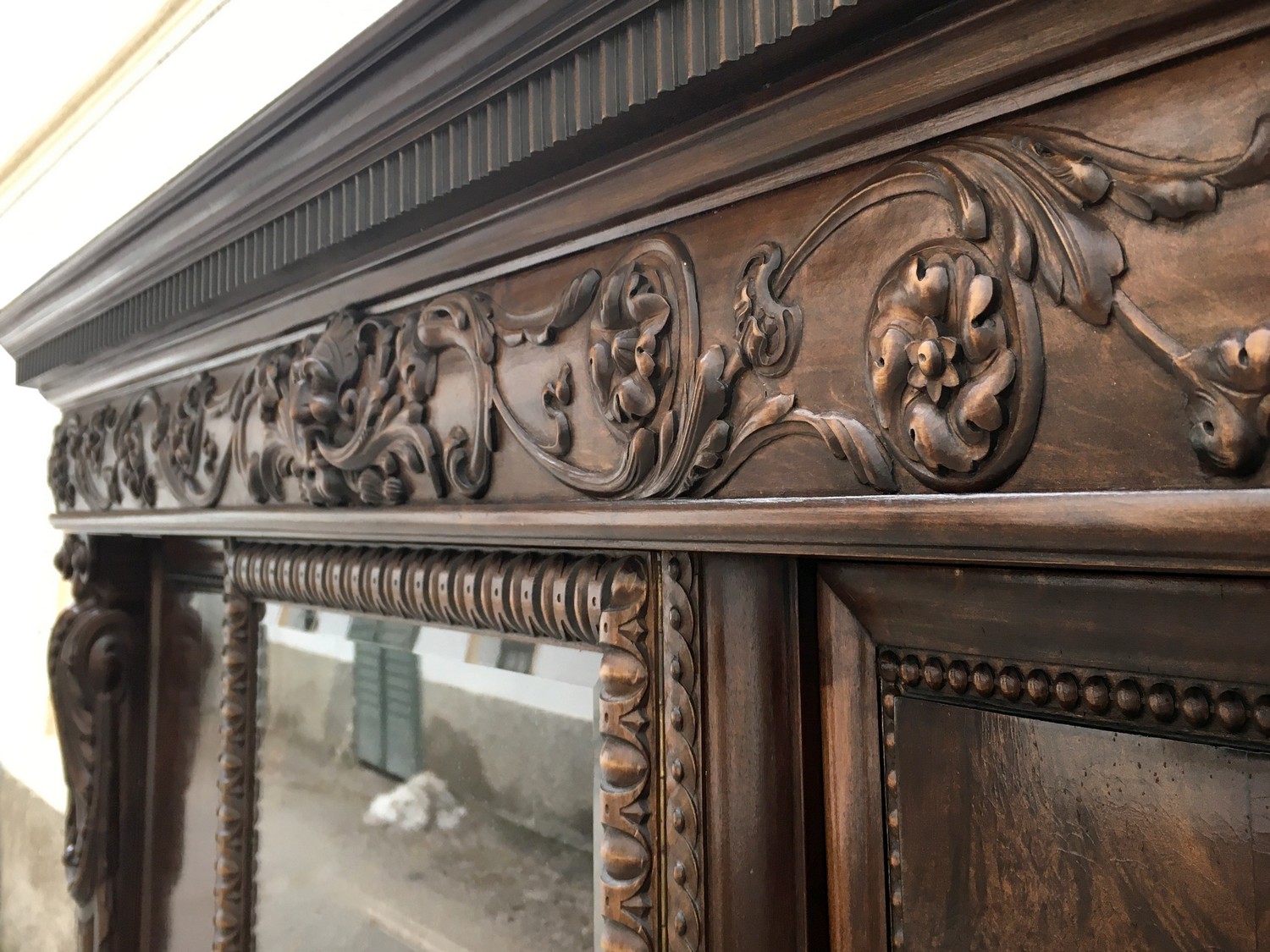 Fabelwesen Schrank Vollholz Möbel beschnitzt