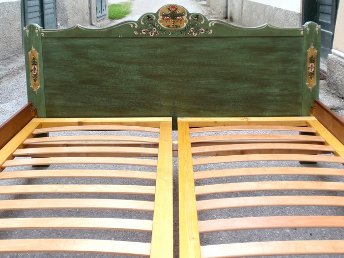 Landhaus Bett handbemalt grün