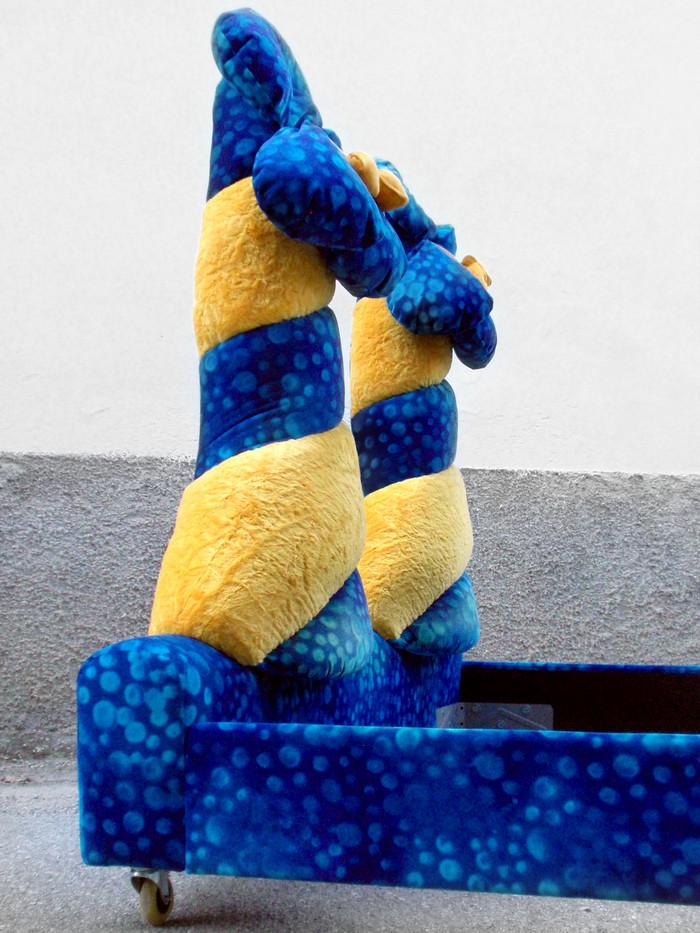 Bretz Aitutaki Bretz Doppelbett Blumen blau gelb Designklassiker