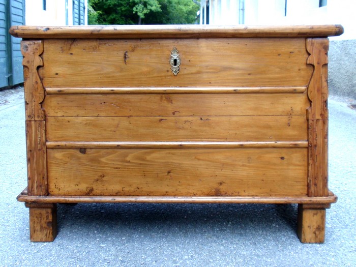 Bauerntruhe alt