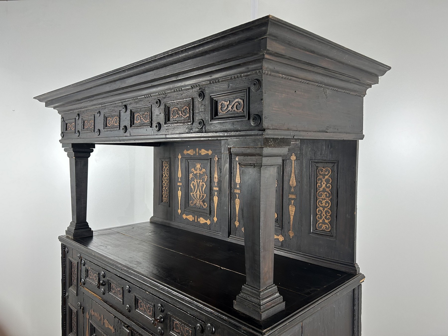 Spaetrenaissance Kabinettschrank