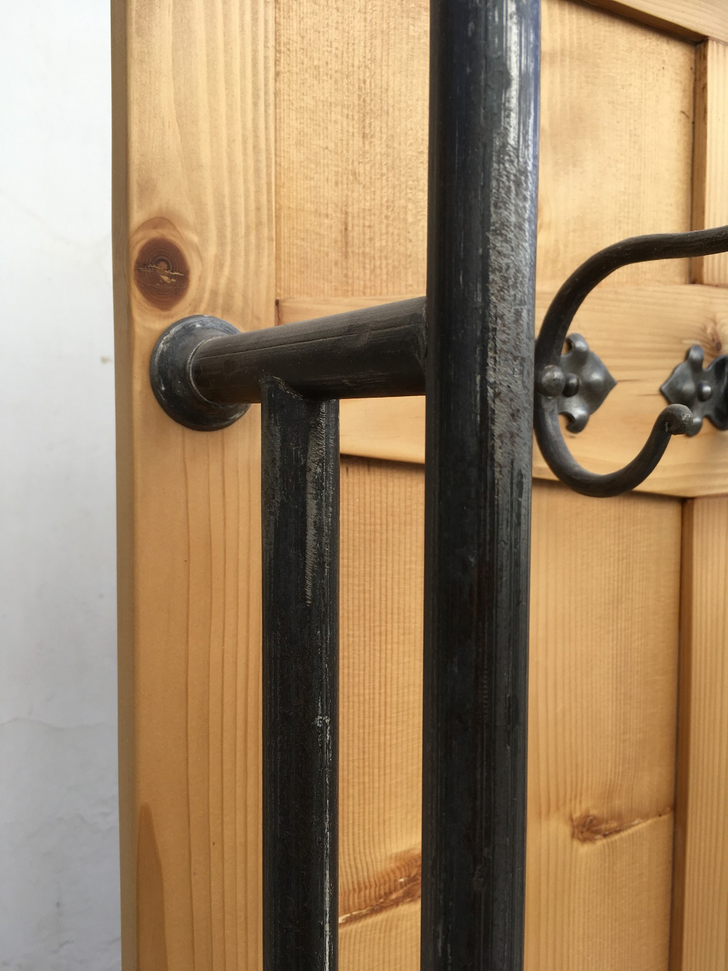 Garderobenwand antik Jugendstil saniert Weichholz Kleiderhaken Landhausmöbel