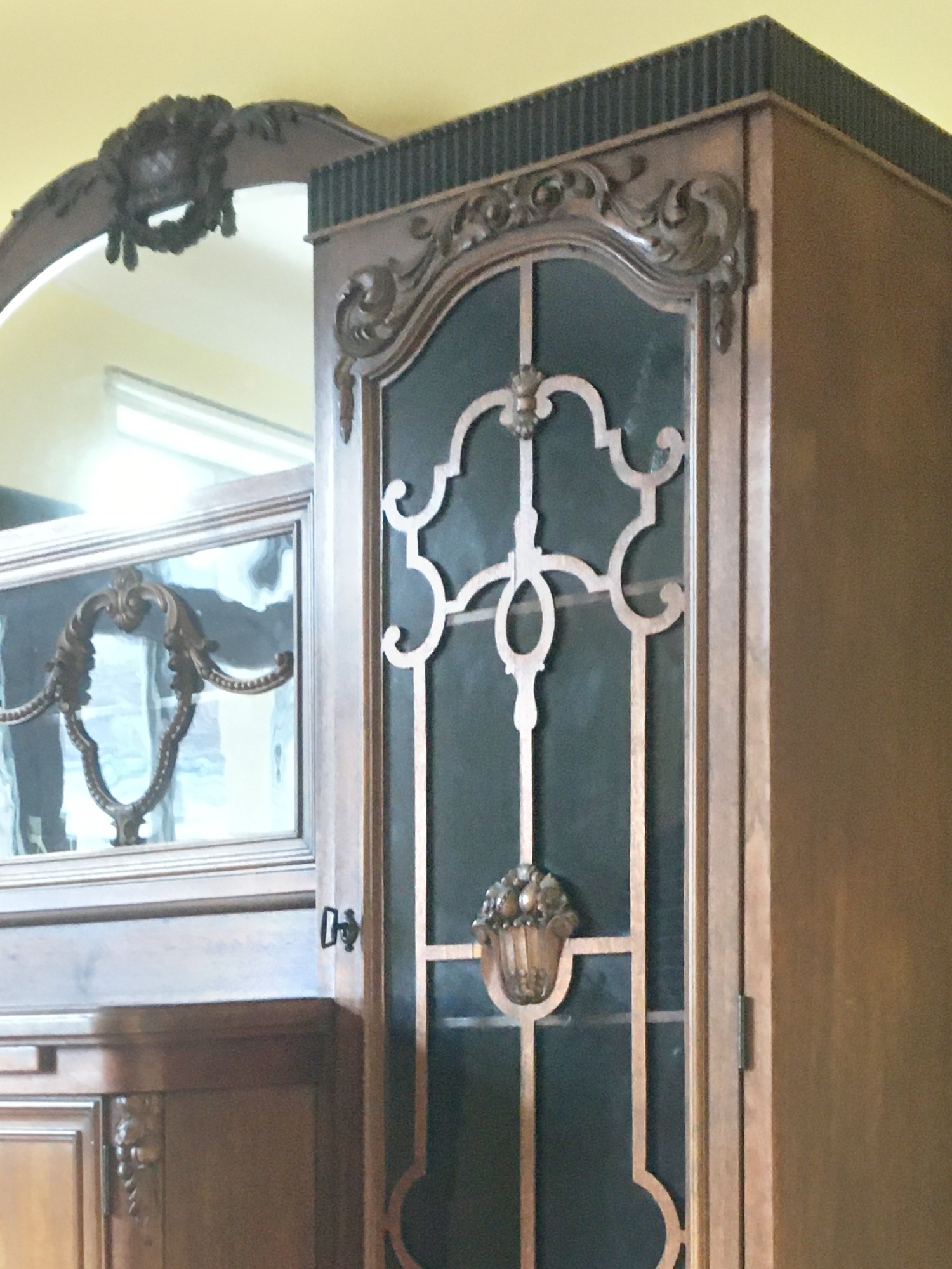 Geschirrschrank antik Vitrine Kredenz Vollholz SChrank Spiegel beschnitzt