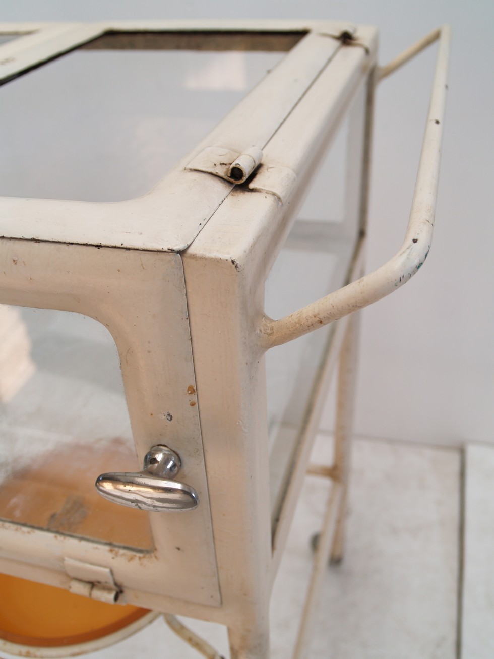 Beistelltisch Arzttisch Bauhaus Metall creme Industrialdesign Retro Möbel Vintage