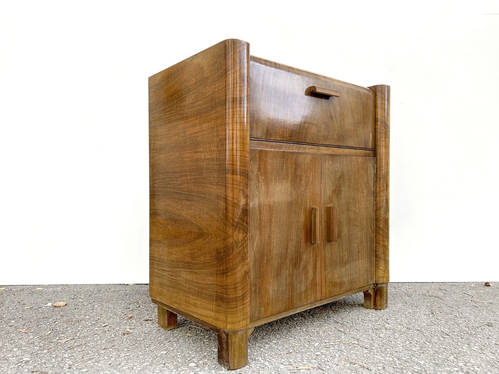 antiker Musikschrank 1940er-Jahre Antiquität Kommode Artdeco Plattenspielerschrank Vintage Design Brutalismus Holz Furnier