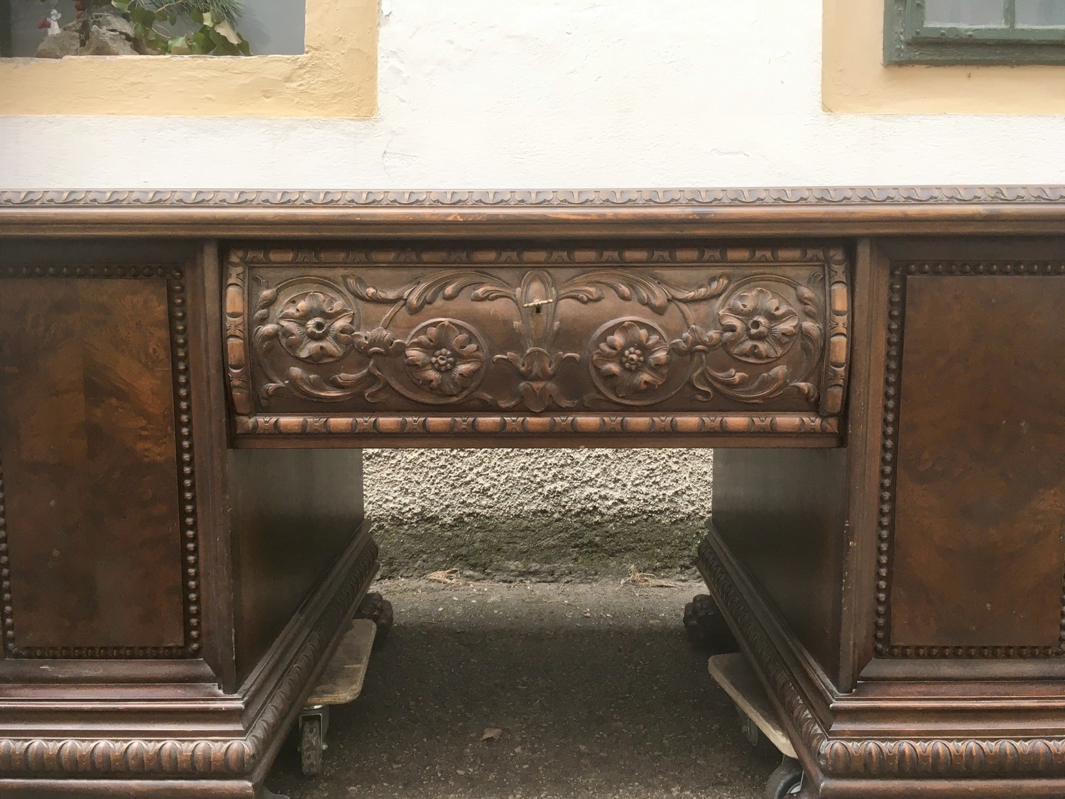 Schreibtisch antik Freisteher Herrenzimmerschreibtisch groß Tatzenbeine beschnitzt