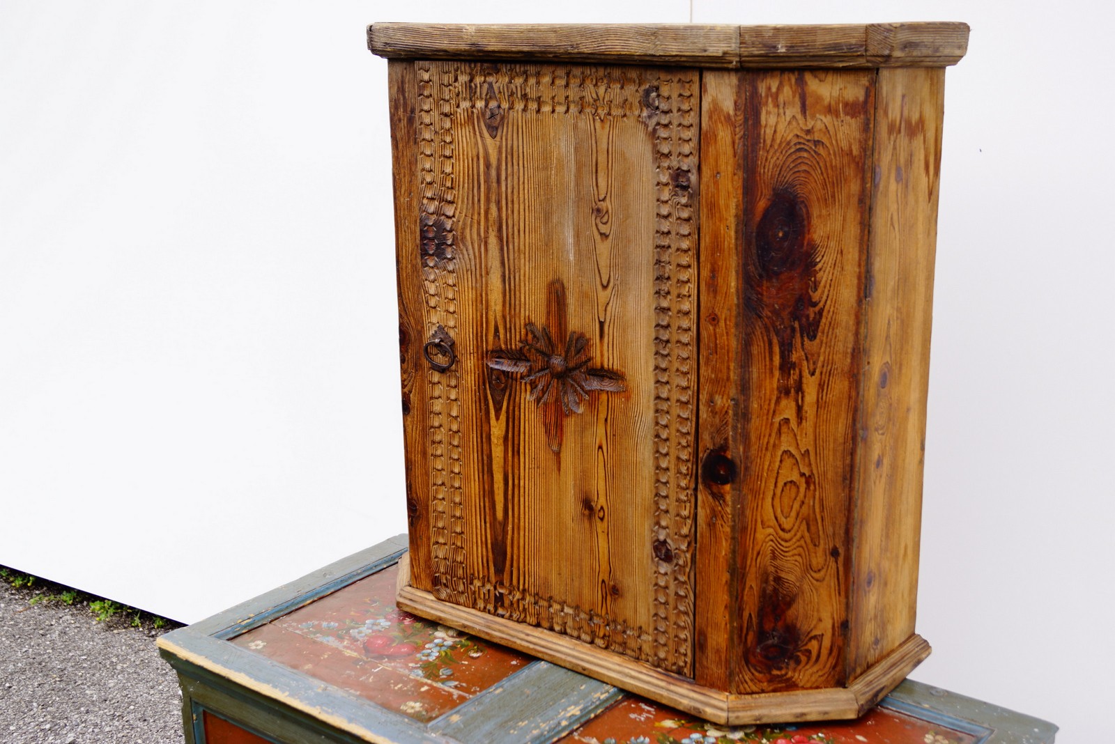 Wandschrank antik rustikales Bauernmöbel 1890 Schnapskasten Bauernschrank Bauernstube Zirbe