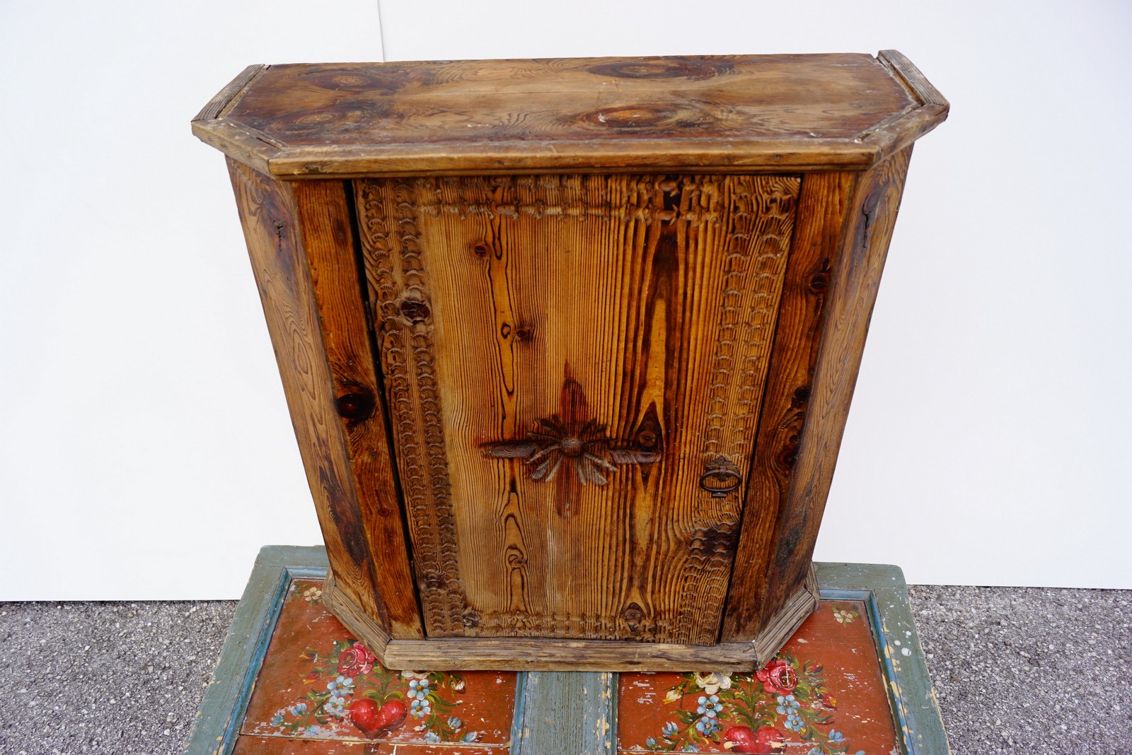 Wandschrank antik rustikales Bauernmöbel 1890 Schnapskasten Bauernschrank Almhütte