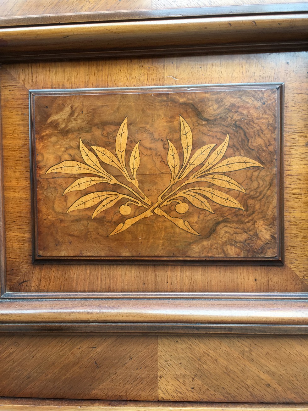 Kleiderschrank antik Nussholz Intarsien