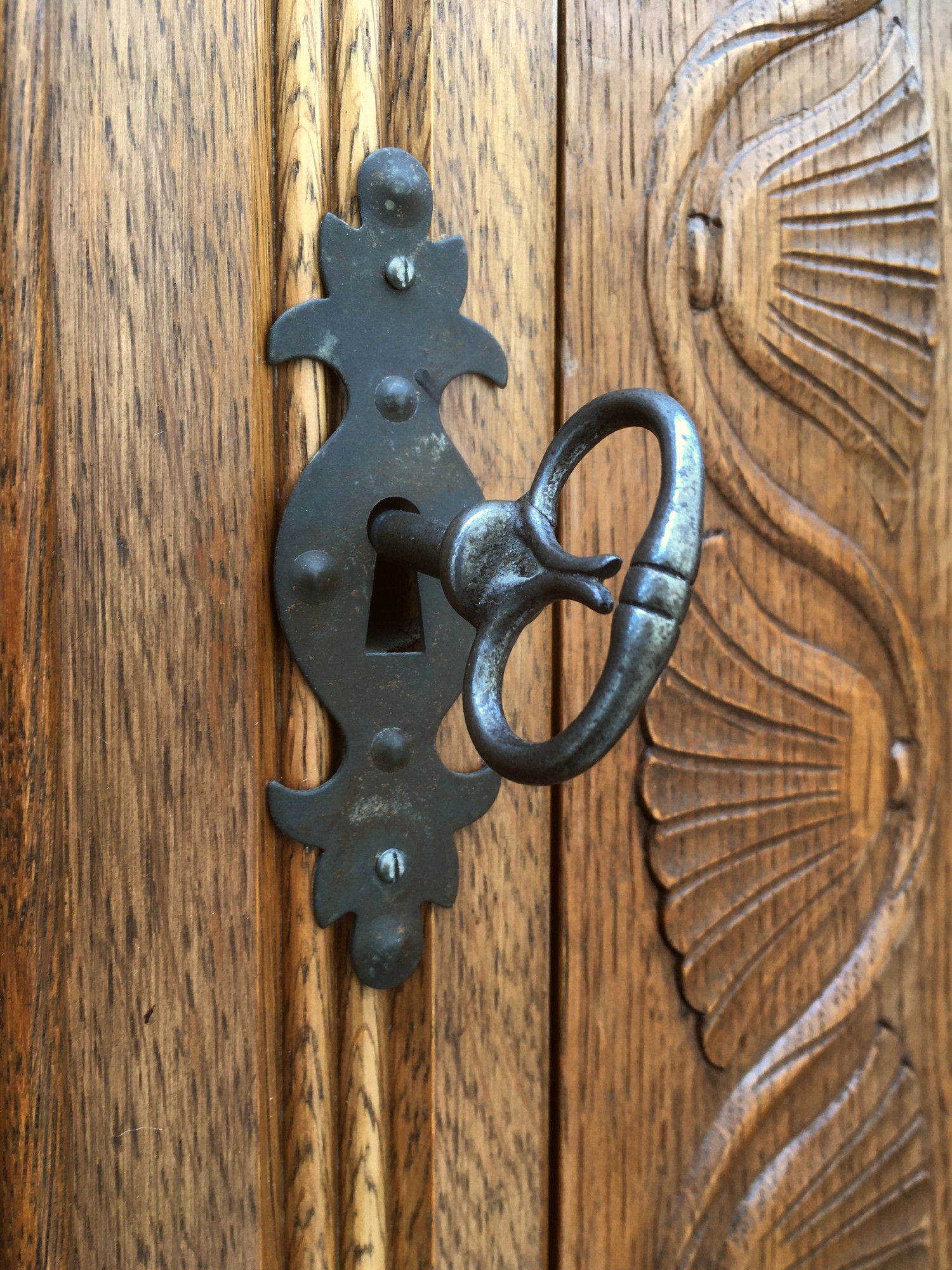 Schrank Eiche massiv Bauernschrank Jagdstube beschnitzt Vintage Vollholz Dielenschrank