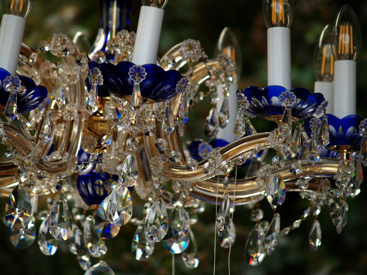 Bleikristall Kronleuchter Böhmisch Design ORION Original Lampe Luster Bleikristalle Kristalle mundgeblasen geschliffen Ausstellungsstück Sale Leuchter Prismen 10-flammig 12 14 60 funkelnd spektralfarben blau gold maria theresia Luster vienna