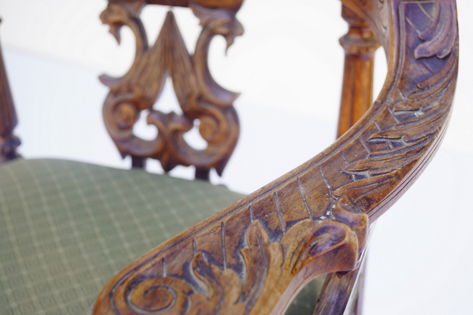 Antiker Eckstuhl Armlehnstuhl Historismus Nussholz Renaissance