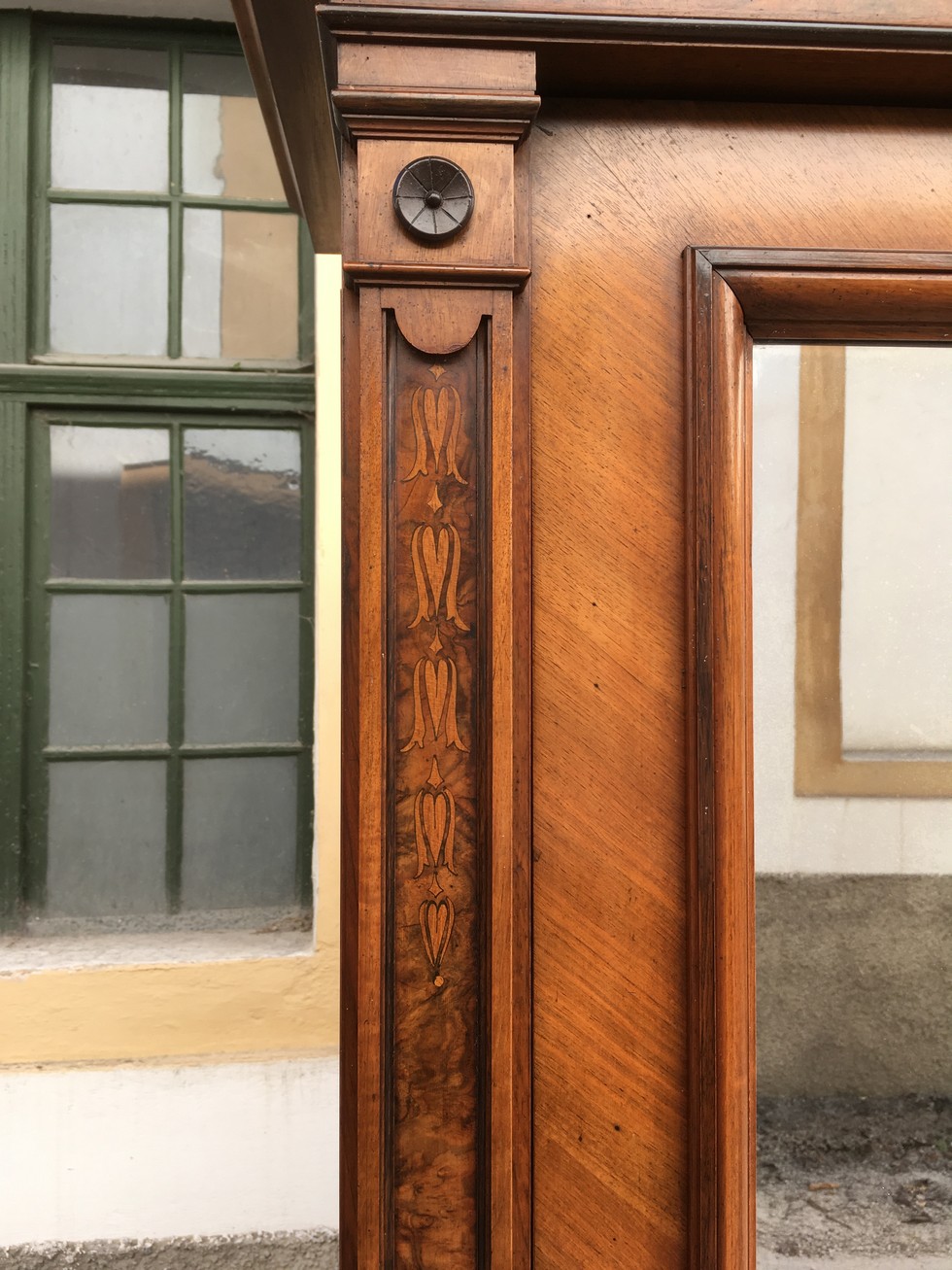 Schrank antik Gründerzeit Nussholz Intarsien Spiegel Dielenschrank