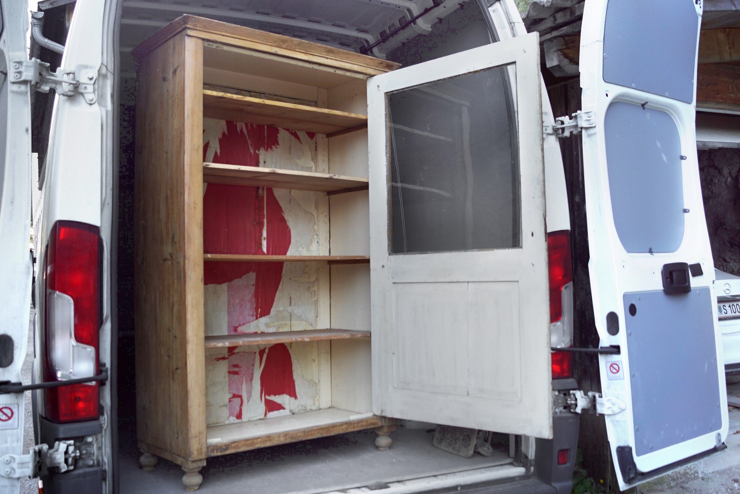 antiker Vitrinenschrank Design weiß rot Holz Vintage restauriert Weichholz Naturholz Restaurator Möbel