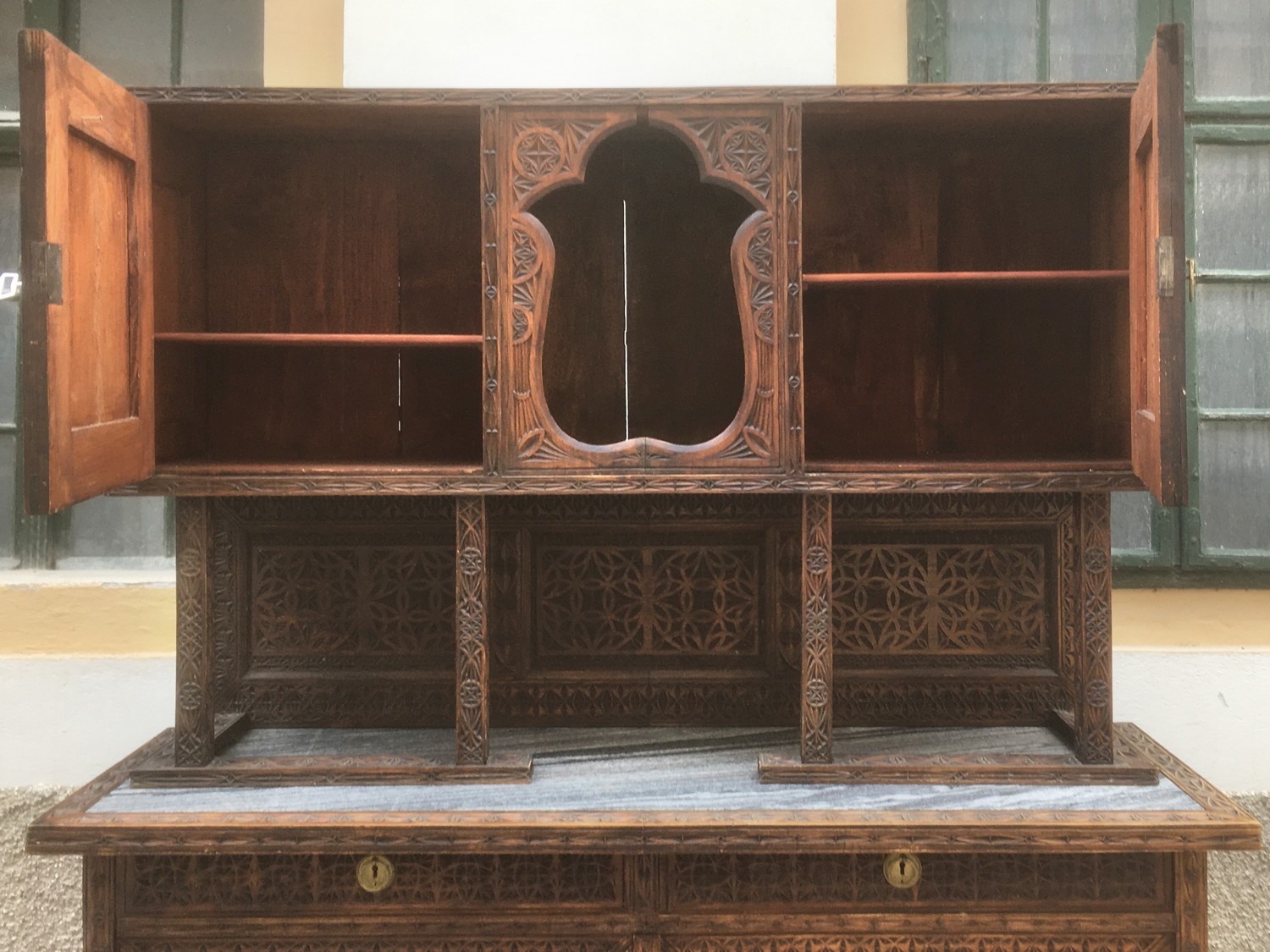 Antiker Schrank beschnitzt nachhaltiges Möbel Vintage Kerbschnitzerei Marmorplatte Anrichte