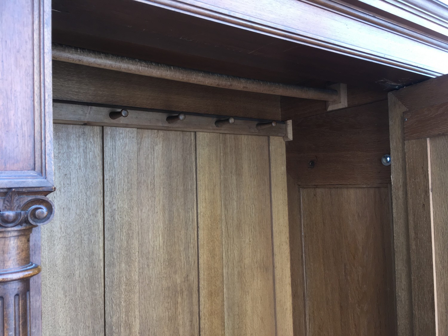 Garderobeschrank Kleiderschrank dreitürig Vollholz antik Dielenschrank Nussholzfurniert