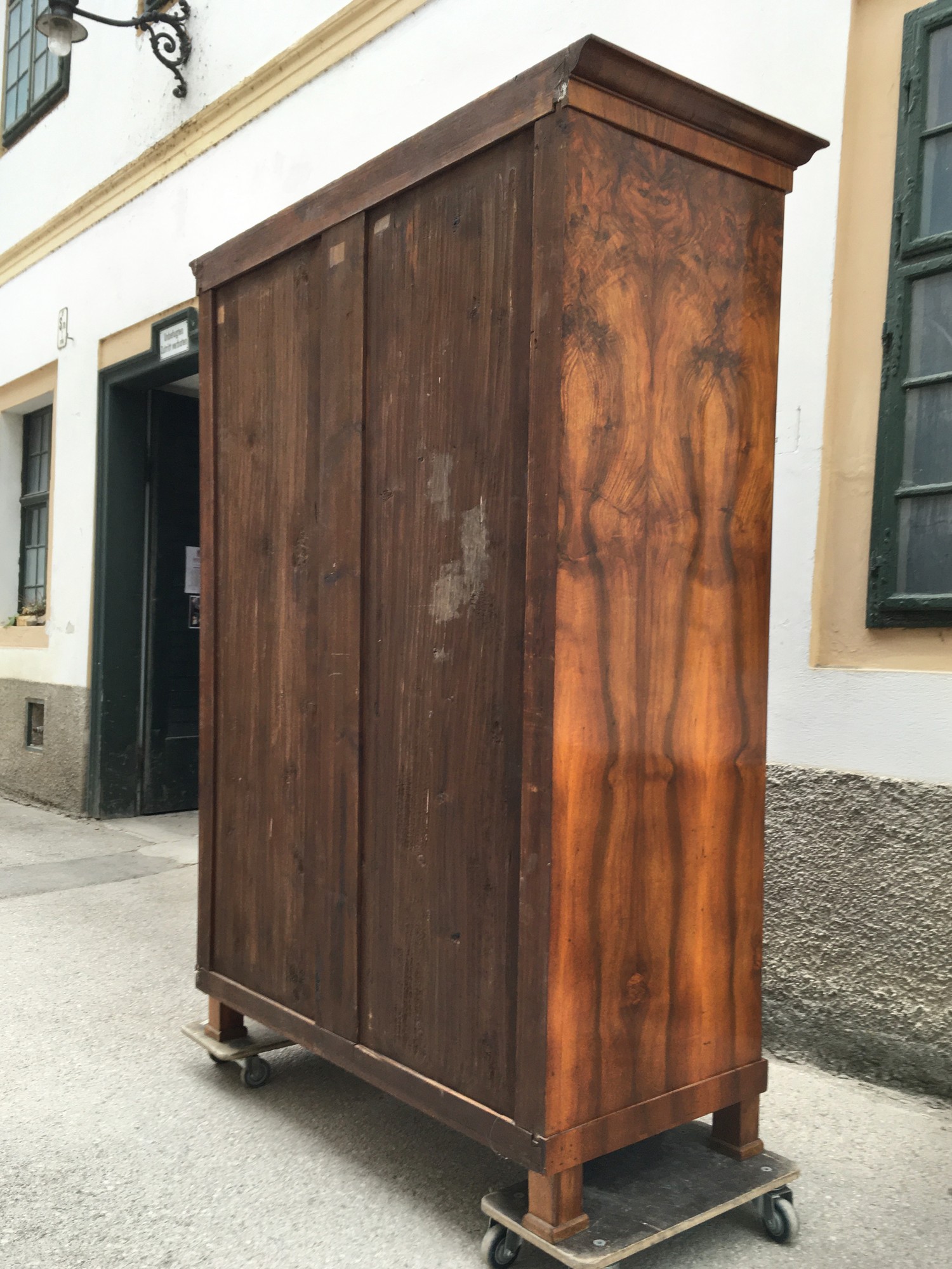 Biedermeier Schrank Keilschrank Hallenschrank zerlegbar Nussholz Original Antiquität restauriert