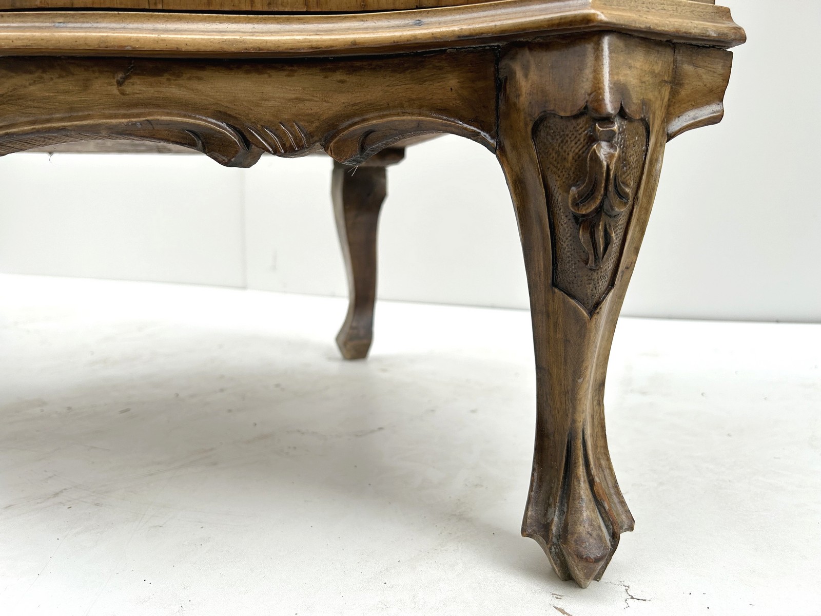 Antike Eckkommode Barockstil florale Intarsien Barschrank