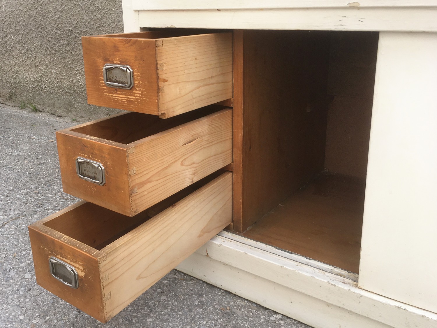 Kommode Vintage weiß Vollholz antik Omas Küchenschrank 30er-/40er-Jahre Schiebetüren Laden