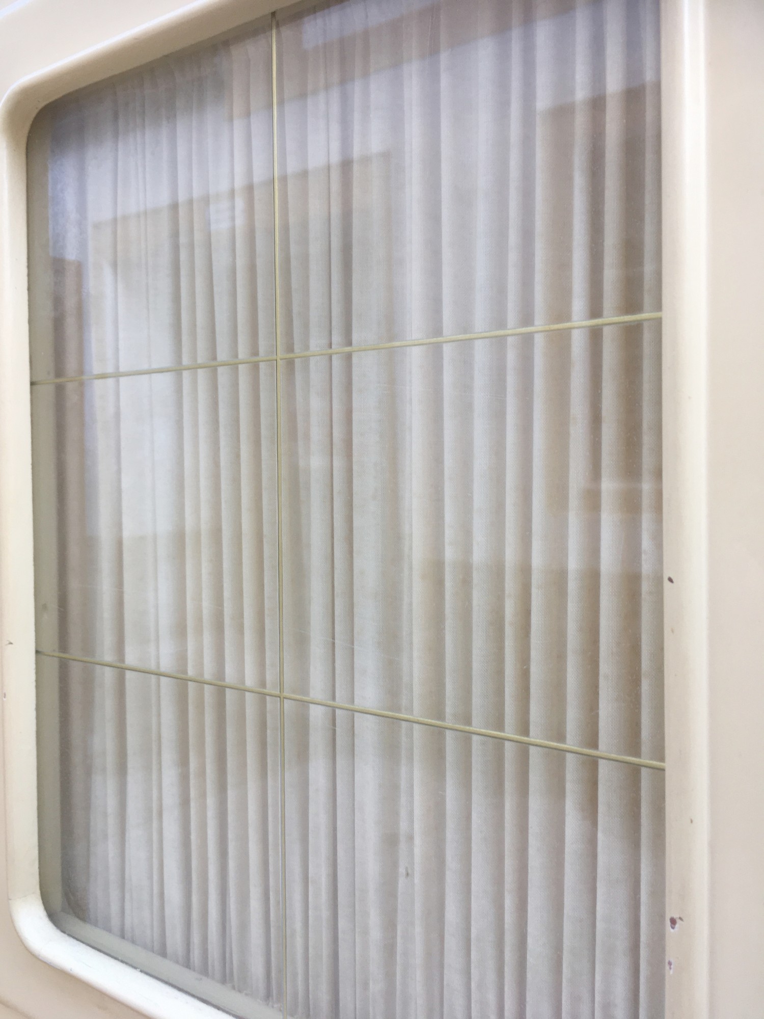 Küchenschrank Midcentury creme Vitrine