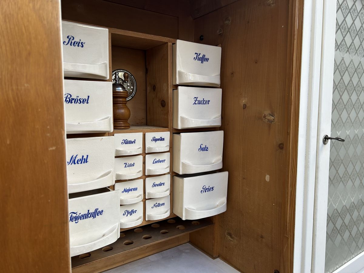 Küchenschrank antik Möbel Midcentury Jugendstil weiß creme