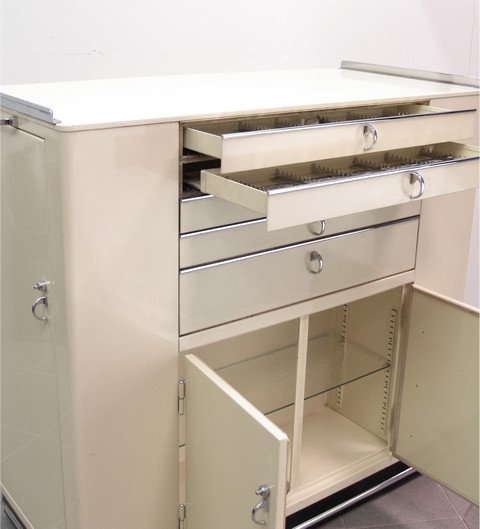 Apothekerschrank Original Arztschrank MidCentury Vintage Metallschrank Retro Industrialdesign Küchenvorratsschrank