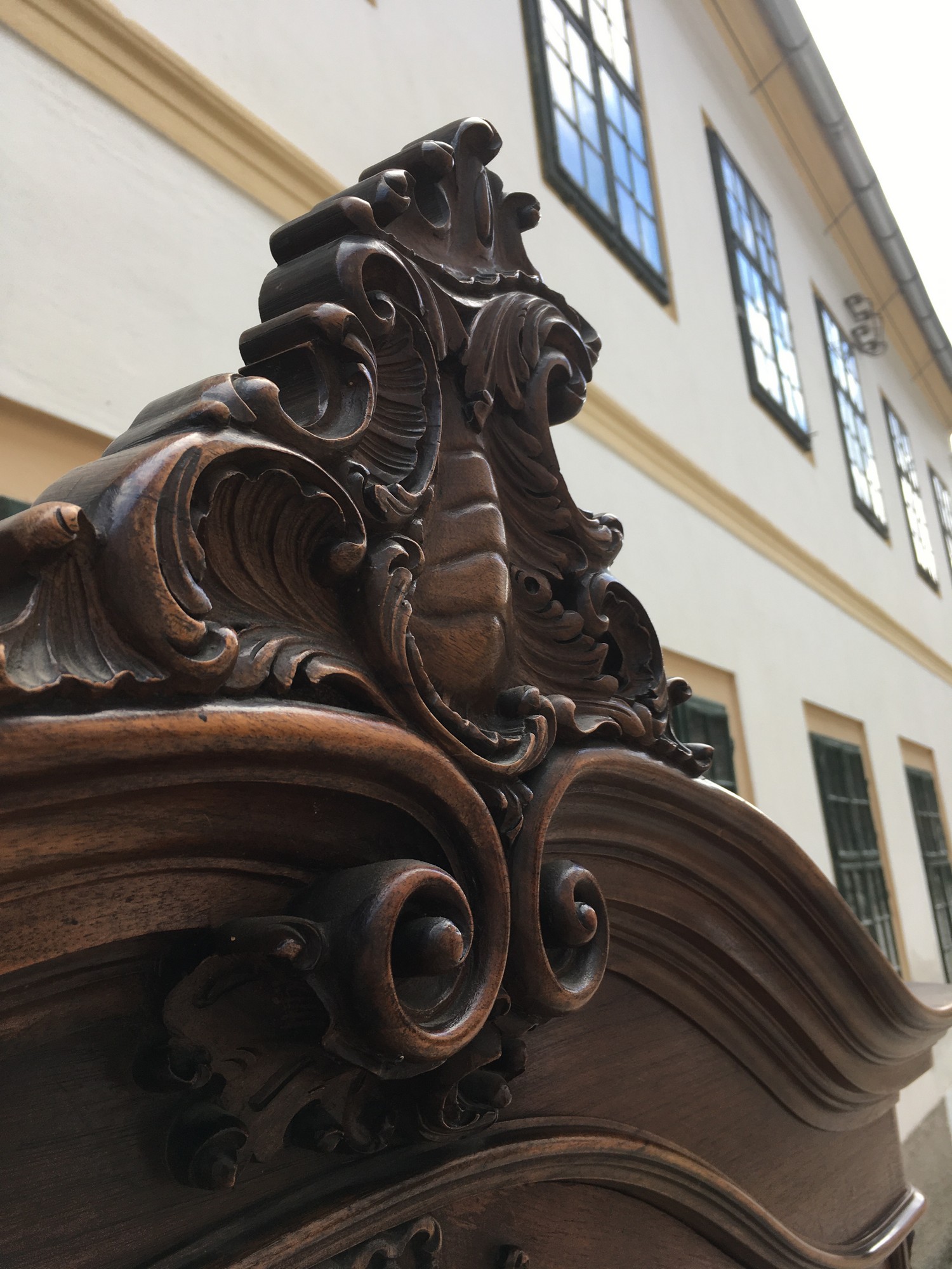 Historismus Kartusche Schrank Kleiderschrank antik beschnitzt Wiener Pfeifenbarock