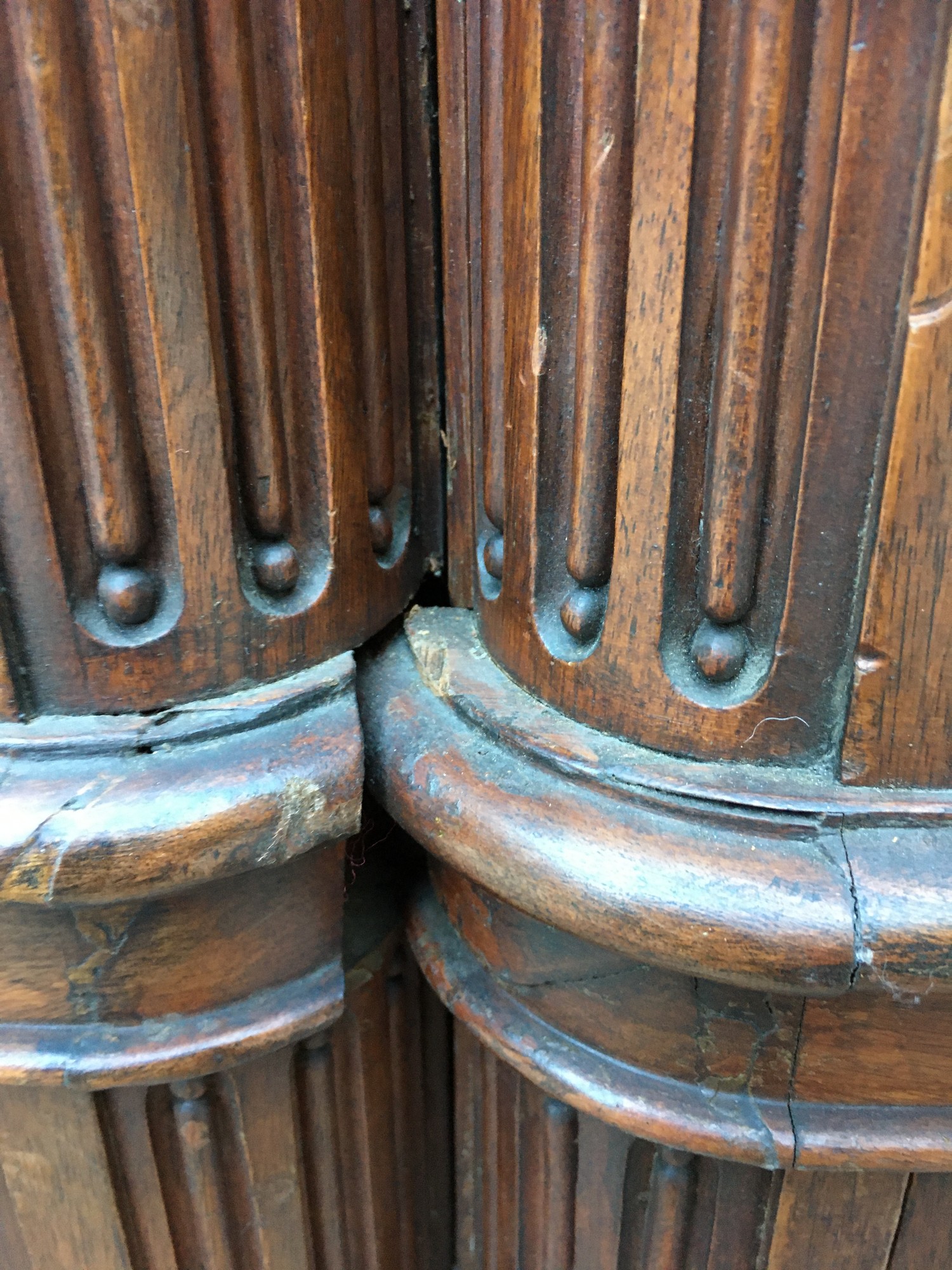 Schrank antik beschnitzt Lisenen Historismus Dielenschrank Garderobe massiv Nussholz