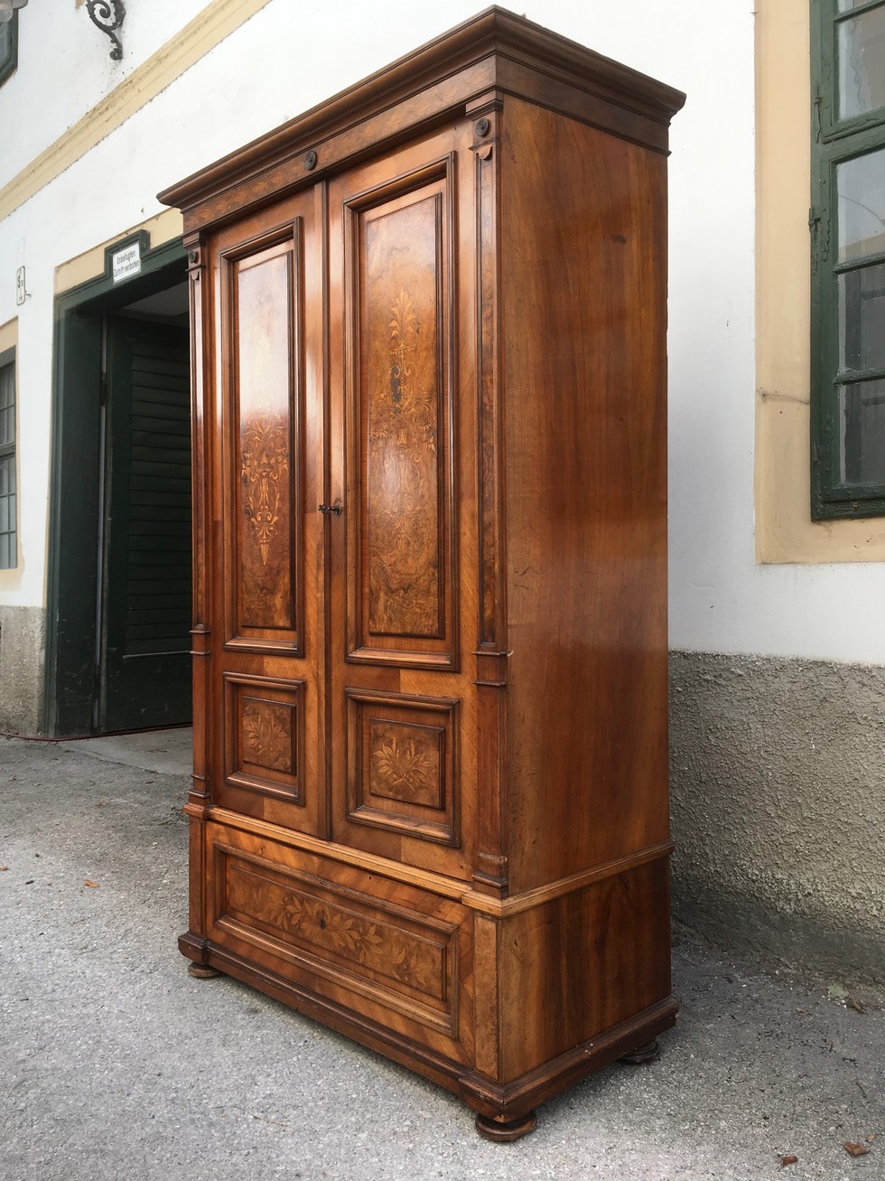 Garderobe Dielen Schrank antik Nussholz Intarsien