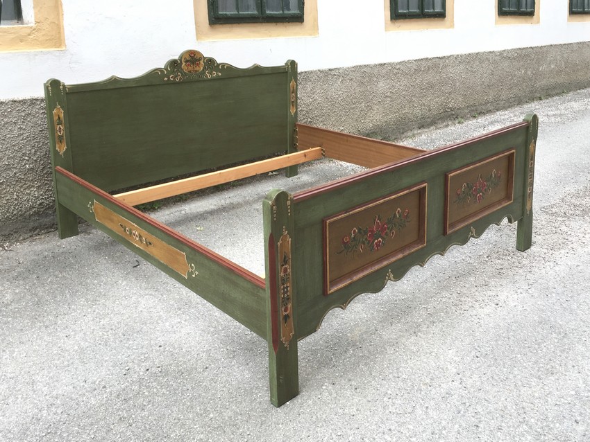 Doppelbett Voglauer Bett grün bemalt 200x200 Bauernmöbel