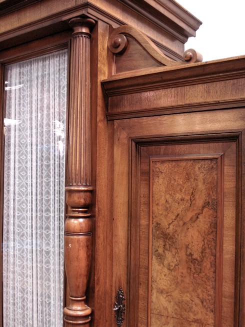 Antiquität, eleganter großer Herrenschrank