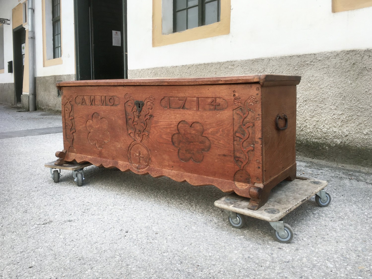 Antike Truhe anno 1714 beschnitzt sakral Eiche