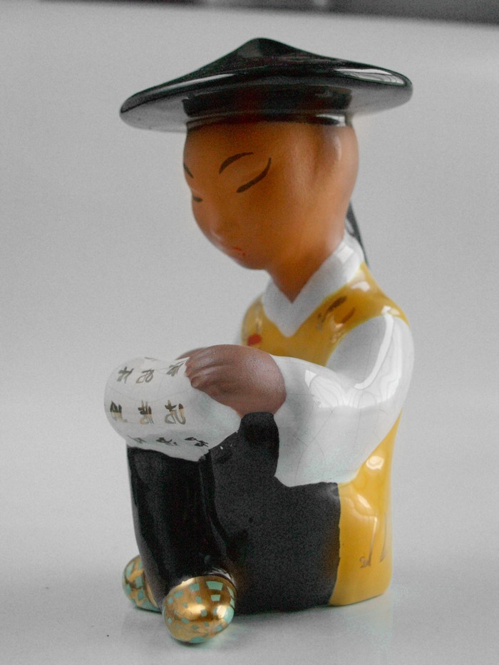 Chinese Figur lesend Austria Charli Bauer Gmundner Keramik alt