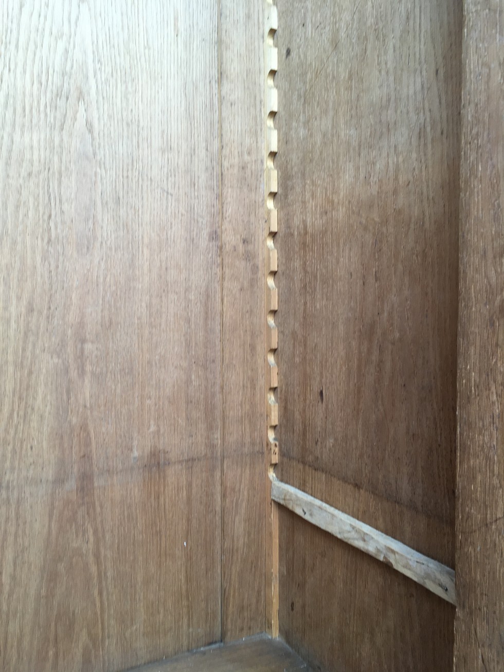 Kleiderschrank antik Nussholz Intarsien