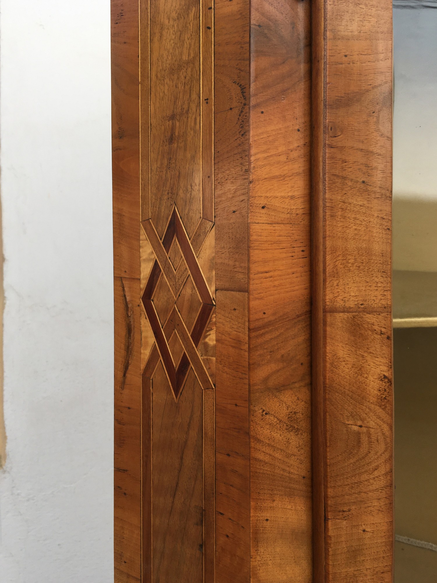 Vitrine Eckvitrine Eckschrank Barockstil Antik Nussholzfurnier Intarsien Edelteil