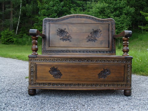 Truhenbank Schnitzwerk