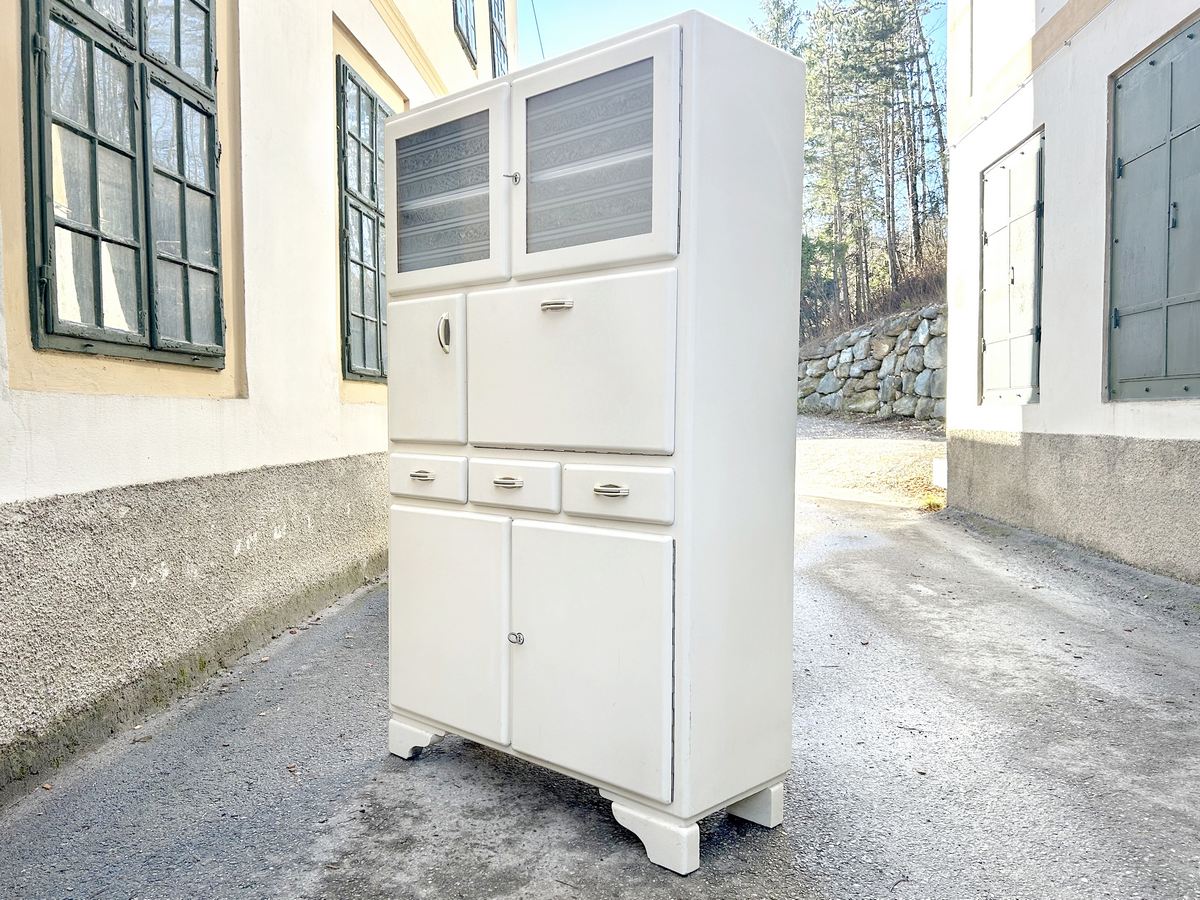 Omas Küchenschrank antik