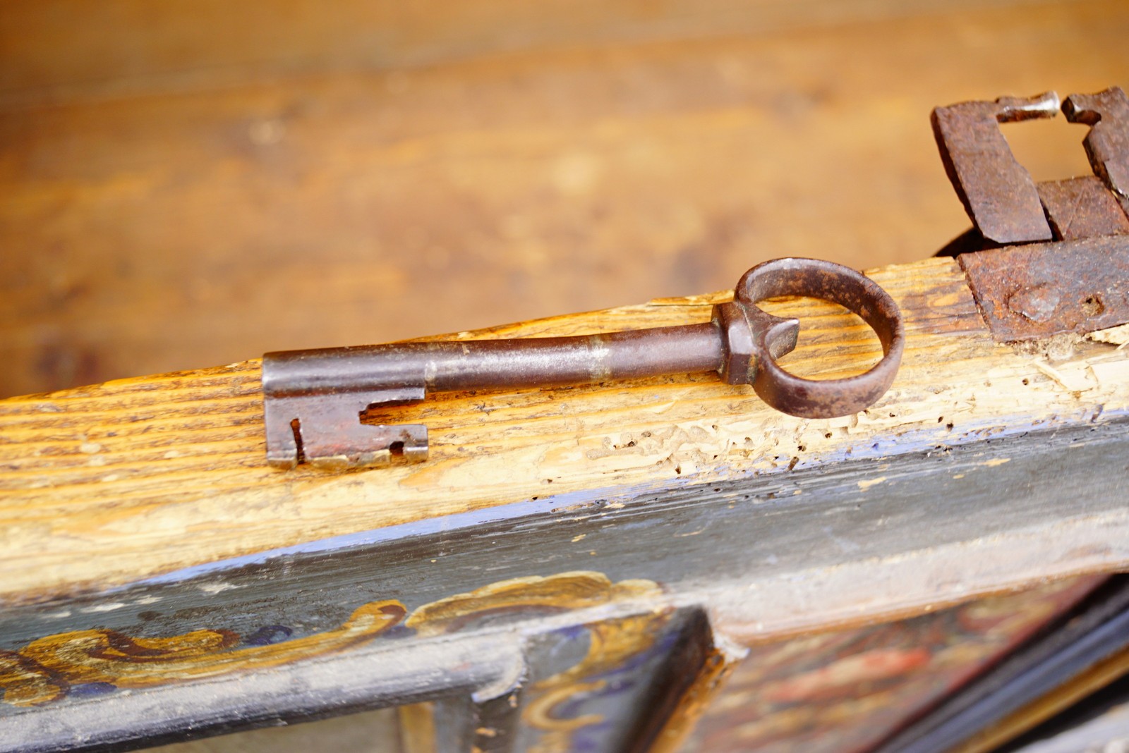 antike Bauerntruhe Barock Schmiedeeisen Schloss Schlüssel Filmmöbel Requisite Hotelmöbel