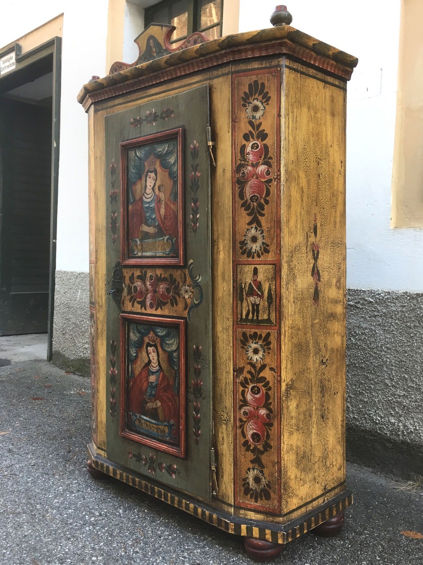 Sakraler Bauernschrank antiker Bauernkasten bemalt Vollholz Maria Heiligenfigur Katharina Landhaus Möbel