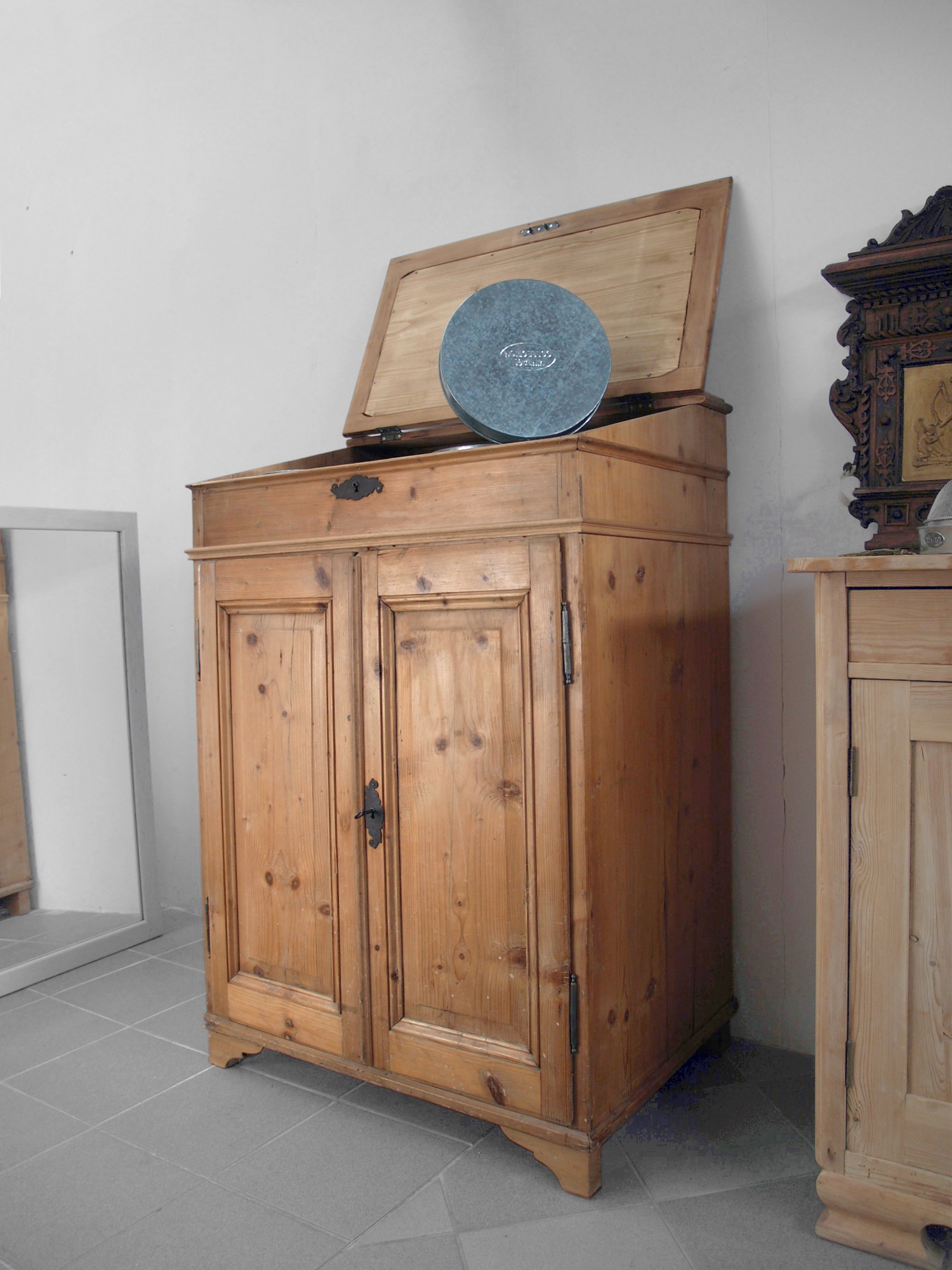 Bauernmöbel antiker Bauernschrank Weichholz Bauernmöbel antiker Bauernschrank Weichholz