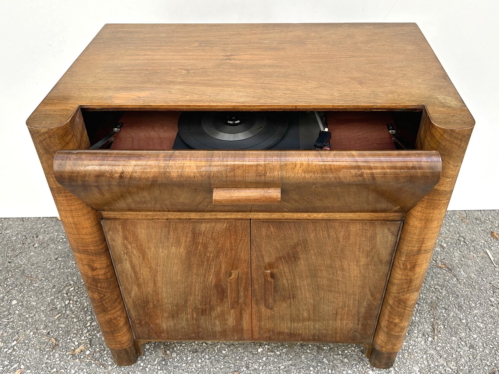 antiker Musikschrank 1940er-Jahre Antiquität Kommode Artdeco Plattenspielerschrank Vintage Design Brutalismus Holz Furnier