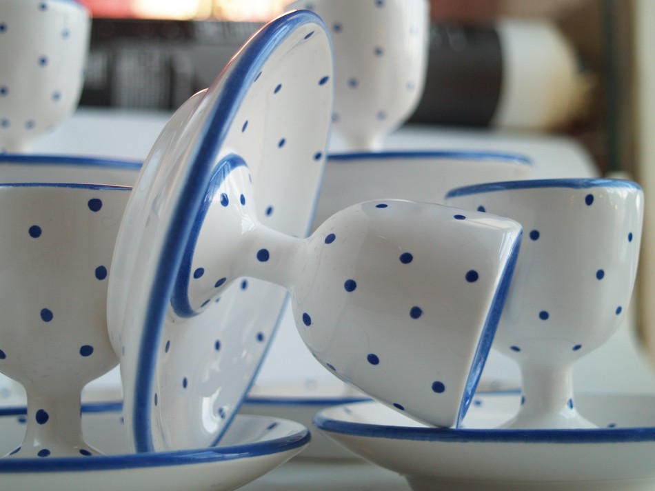 Eierbecher mit Fuß Gmundner Keramik blau getupft neuwertig